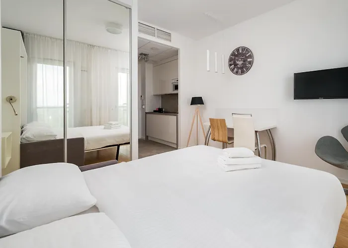 Comfort By Bookinghost شقة وارسو